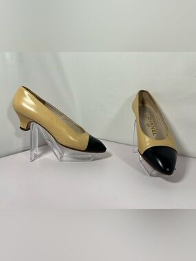 7081: Chanel Cap Toe Leather Pumps Beige Black EU 35 Vintage